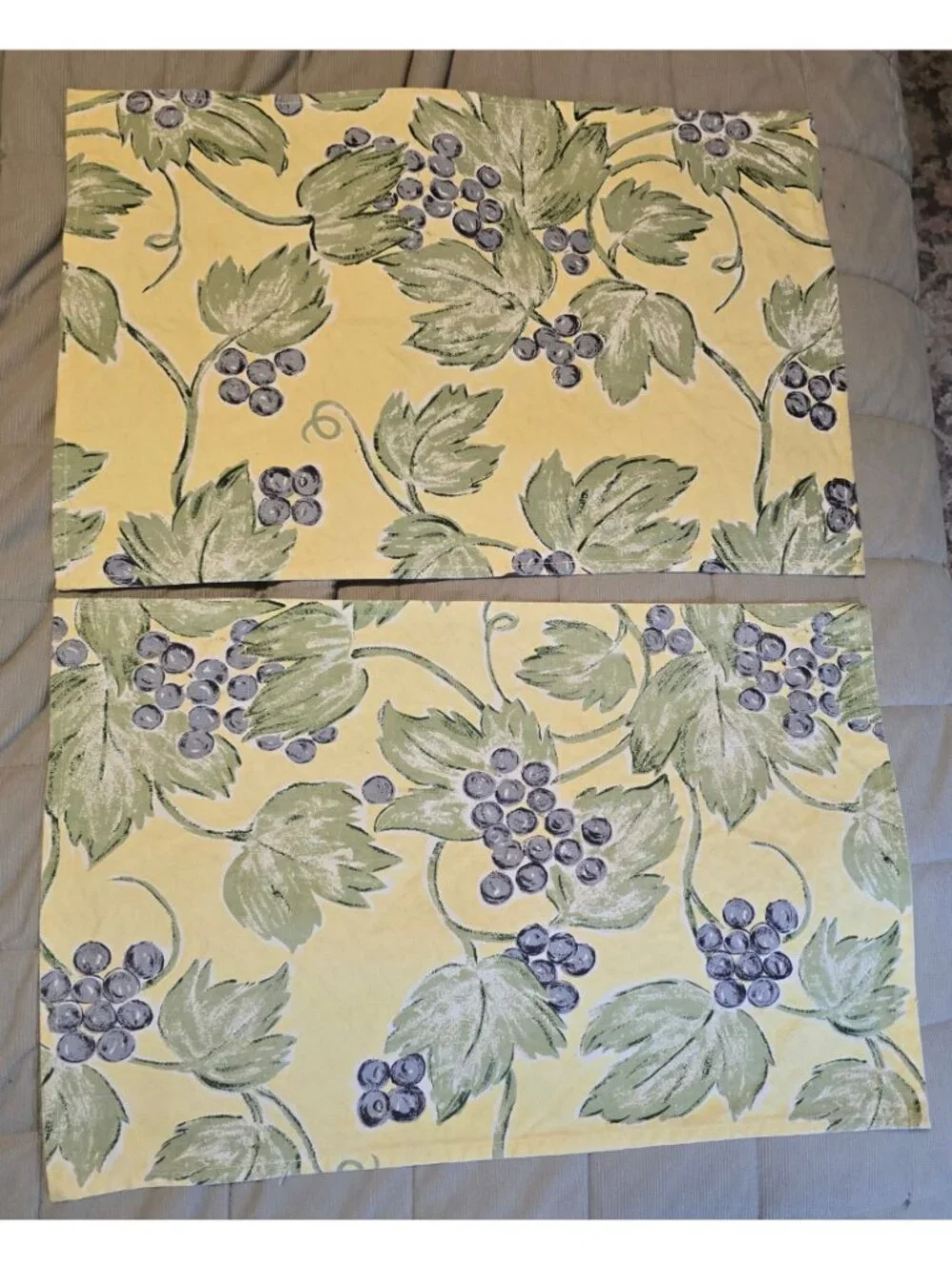 Vintage Grape Vine Print Cloth placemats Set Of 4 Yellow & Green